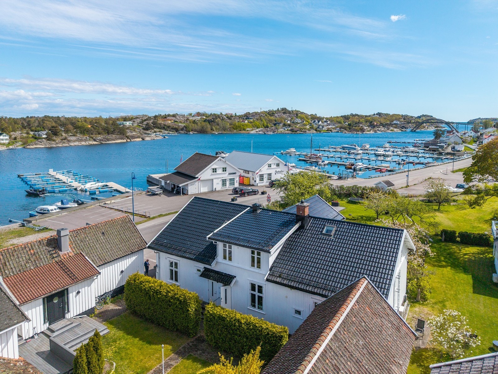 Til leiligheten disponeres to hyggelige uteplasser i hagen etter muntlig avtale med den andre seksjonen - perfekte soner for rolige morgenstunder, lange sommerdager og hyggelige sammenkomster i grønne omgivelser. Galleribilde