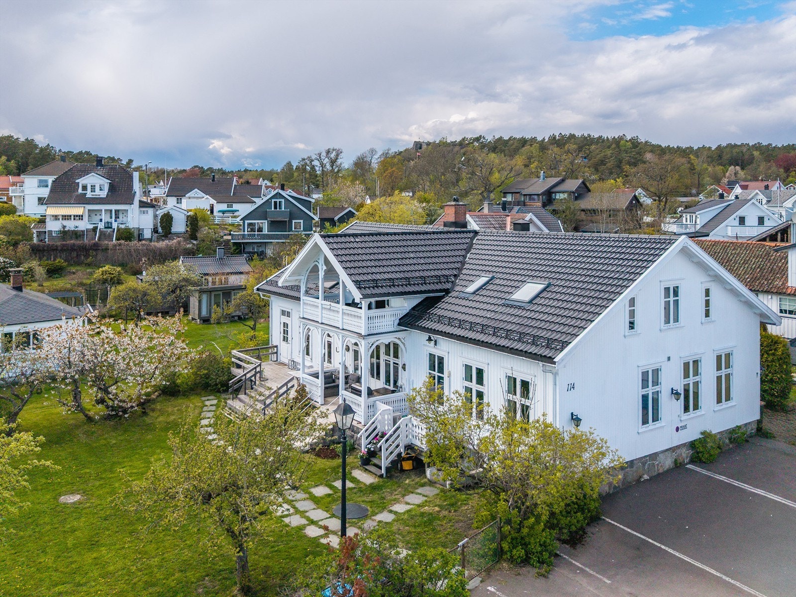 Parkeringen er praktisk løst med asfaltert gårdsplass og oppmerkede parkeringsplasser til begge seksjoner. Galleribilde