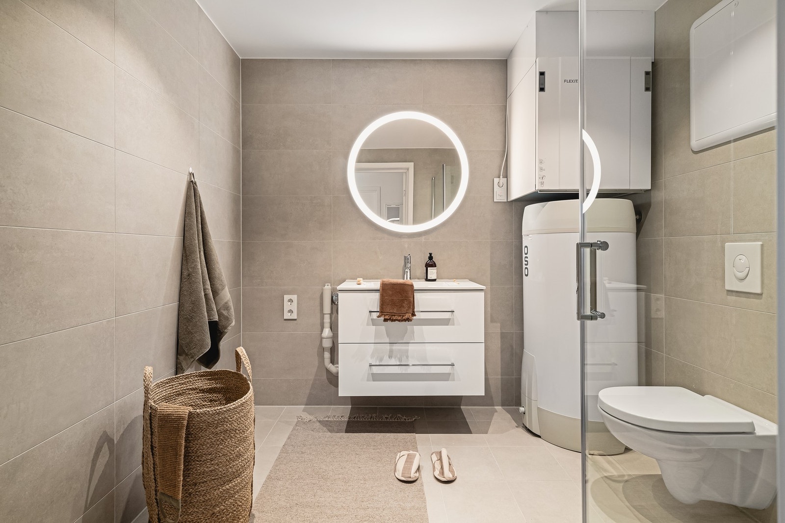 - Badet fremstår lekkert og moderne med keramiske fliser på gulv og vegger, spotter i himling og nedsenket dusjsone - Galleribilde
