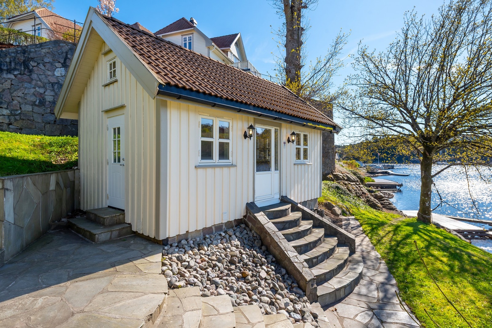 Koselig sjøbu nede ved vannet. Galleribilde