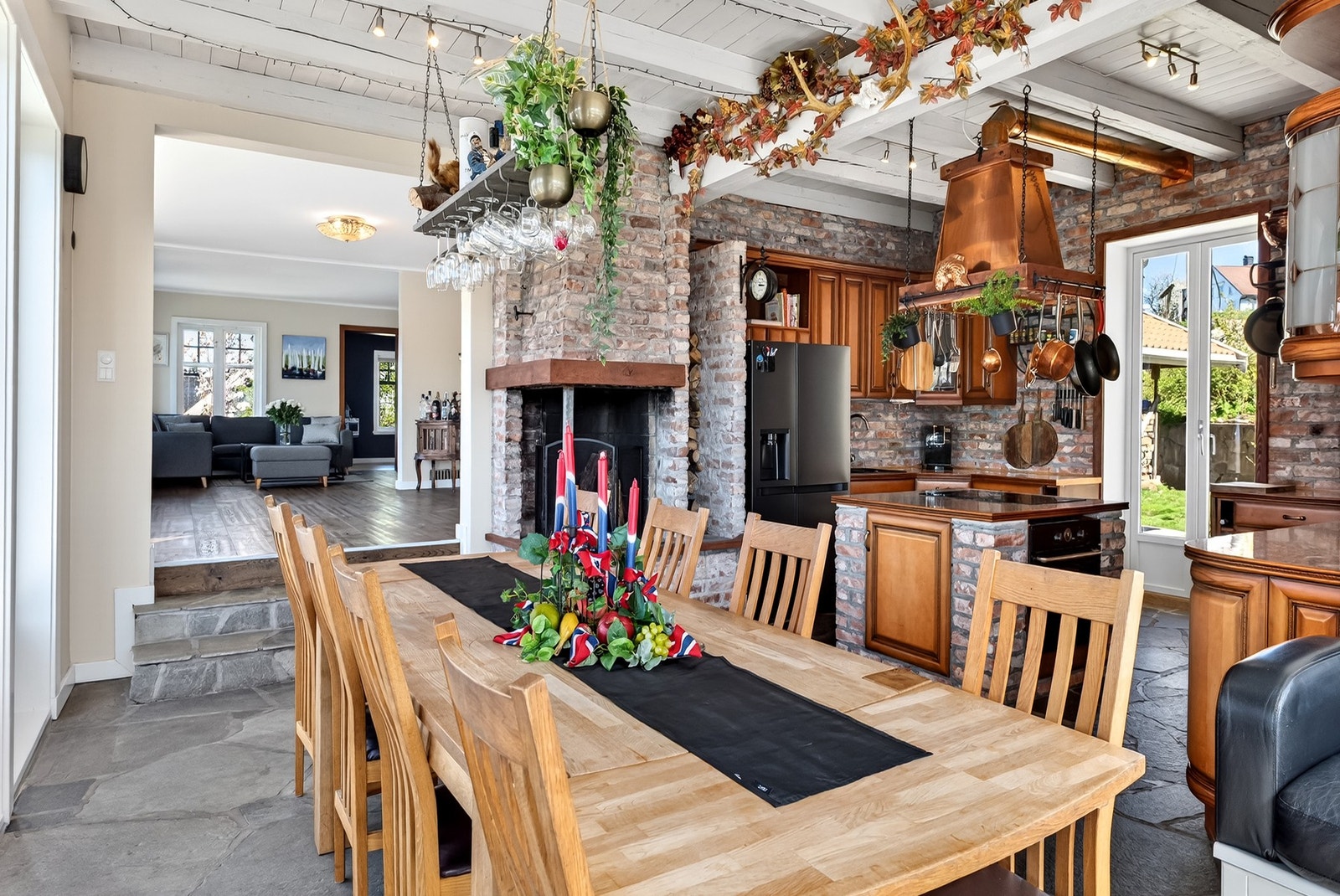 Her har man plass til mange rundt bordet. Galleribilde