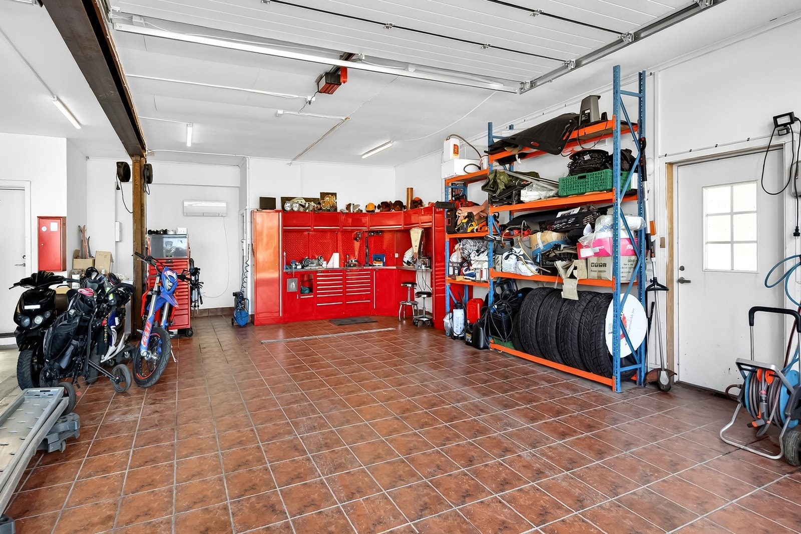 Flislagt gulv i garasjen. Galleribilde