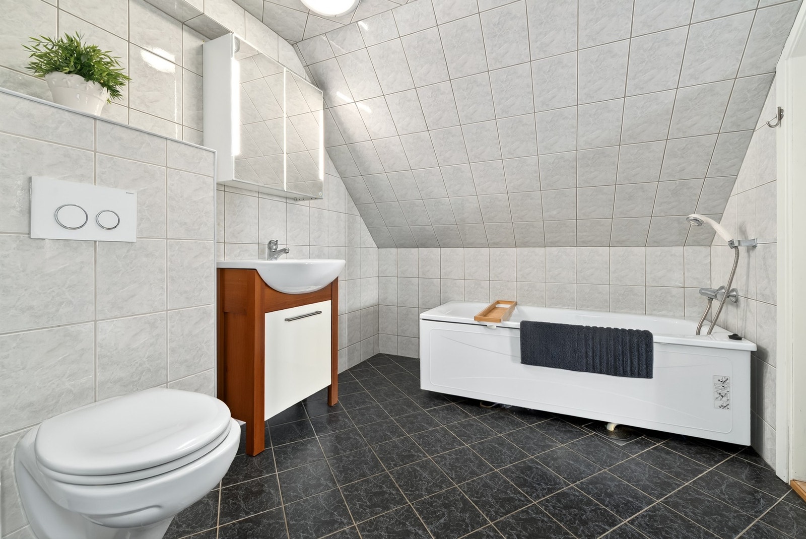 Badet over garasjen. Galleribilde