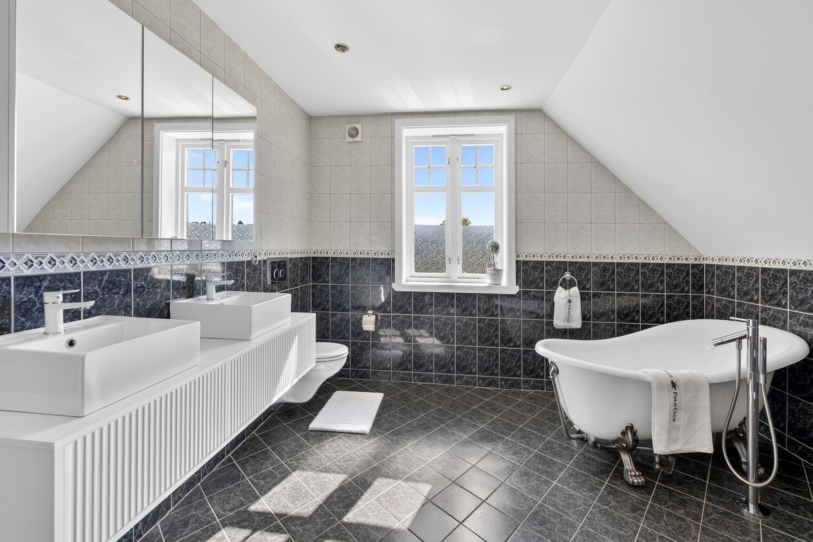 Bad i 2. etg. i boligen. Her er også egen badstue i forbindelse med badet. Galleribilde