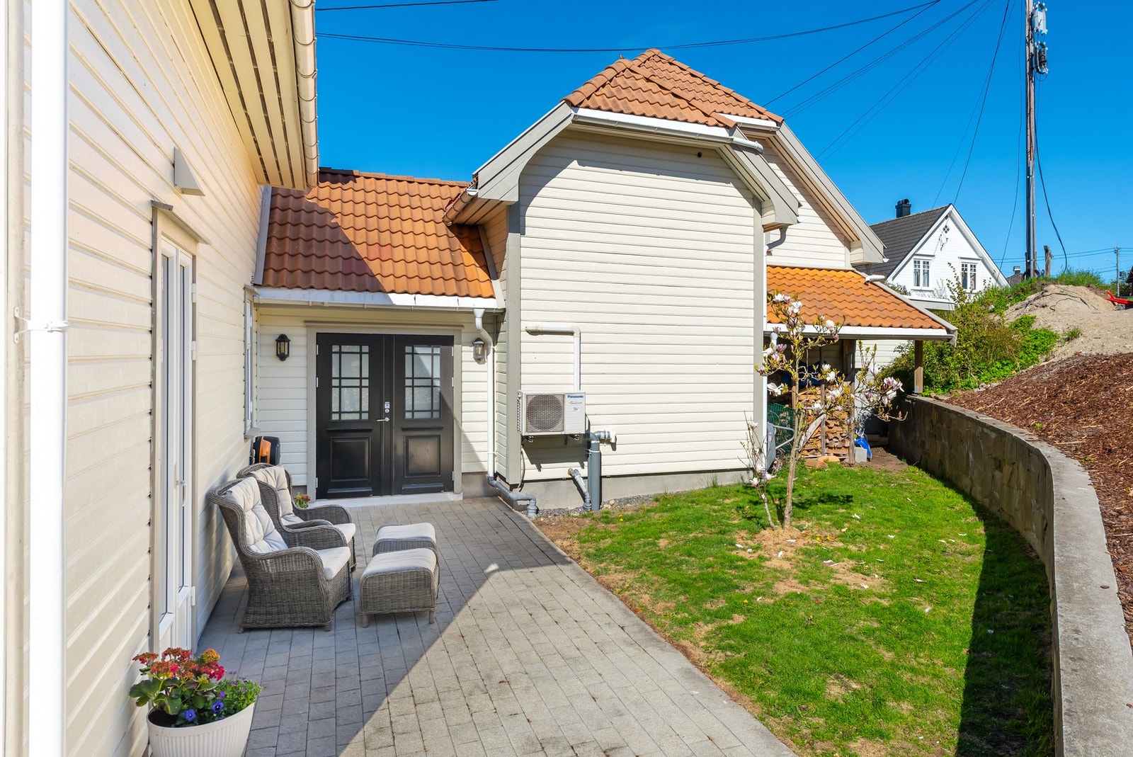 På baksiden er det en fin & lun krok hvor man kan "gjemme" seg bort om det skulle blåse litt på framsiden av huset. Galleribilde