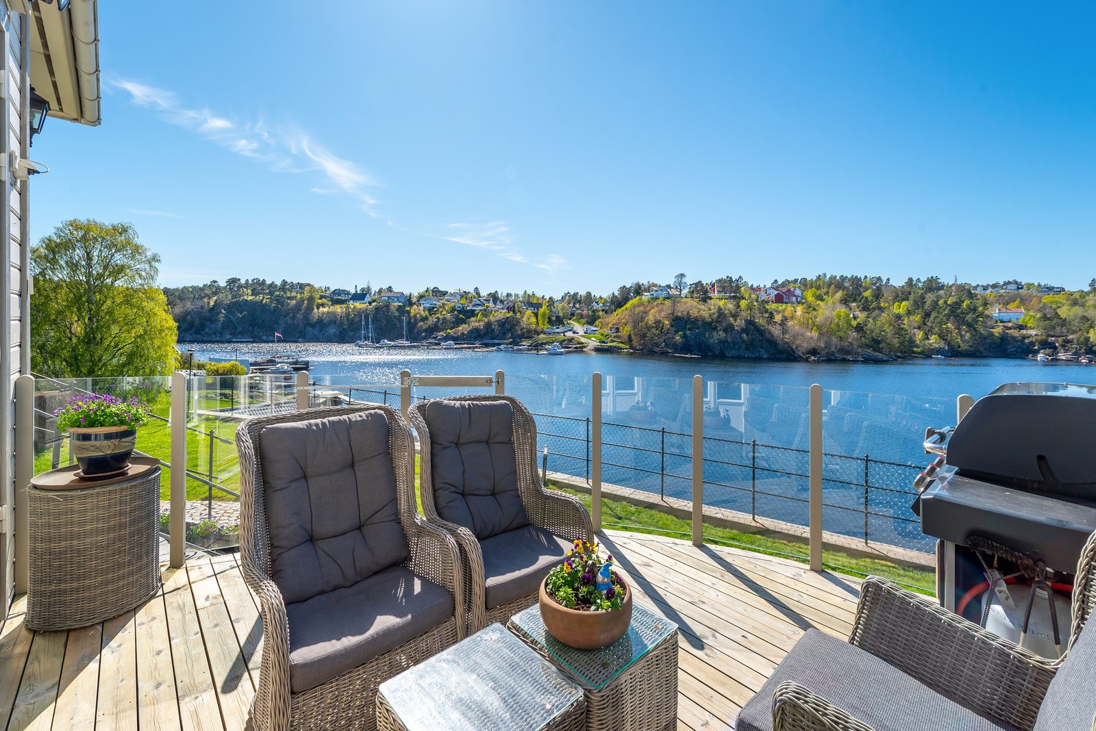Flott terrasse med flott utsikt og gode solforhold. Fint å nyte morgenkaffen her... Galleribilde