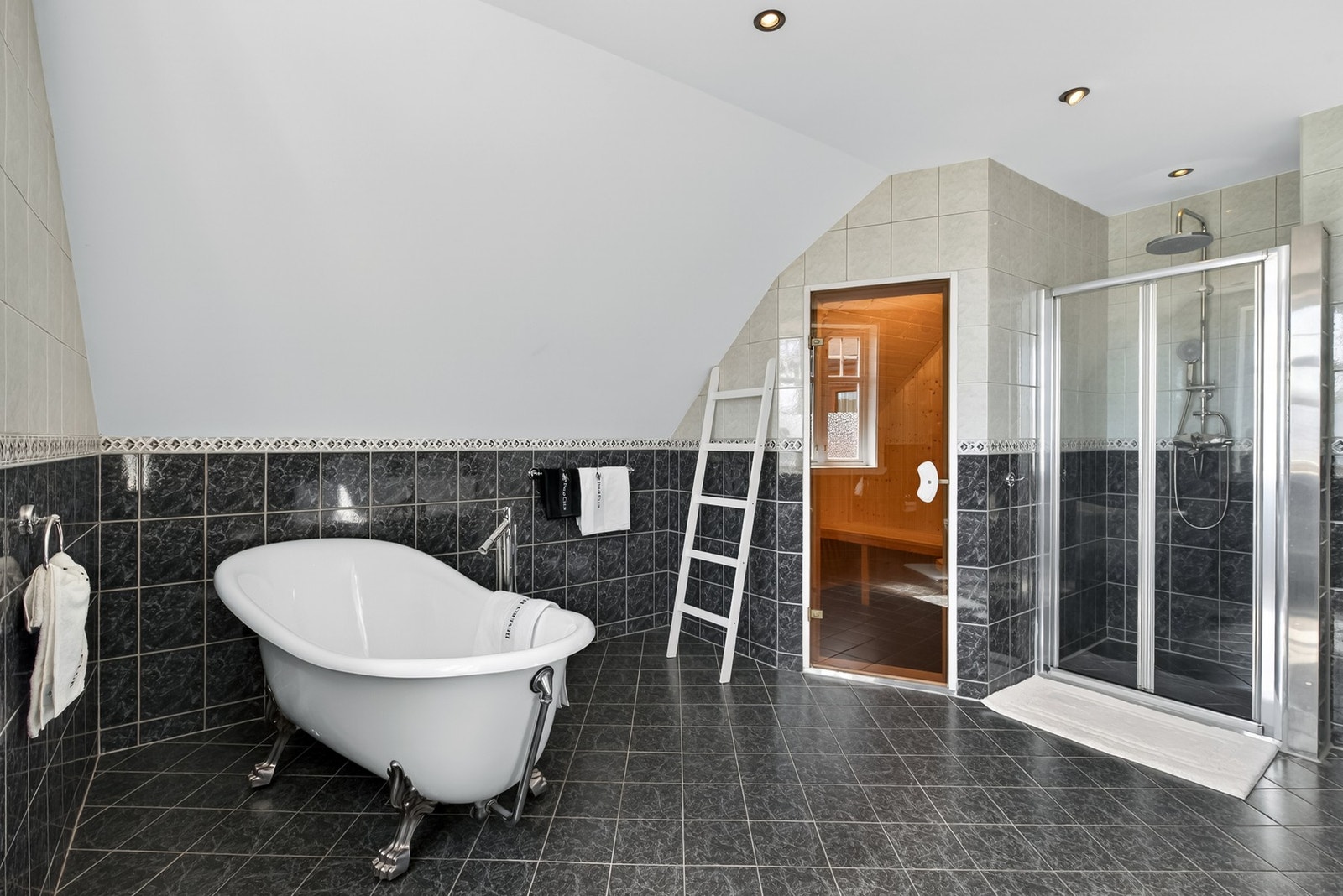 Bad i 2. etg. i boligen. Her er også egen badstue i forbindelse med badet. Galleribilde
