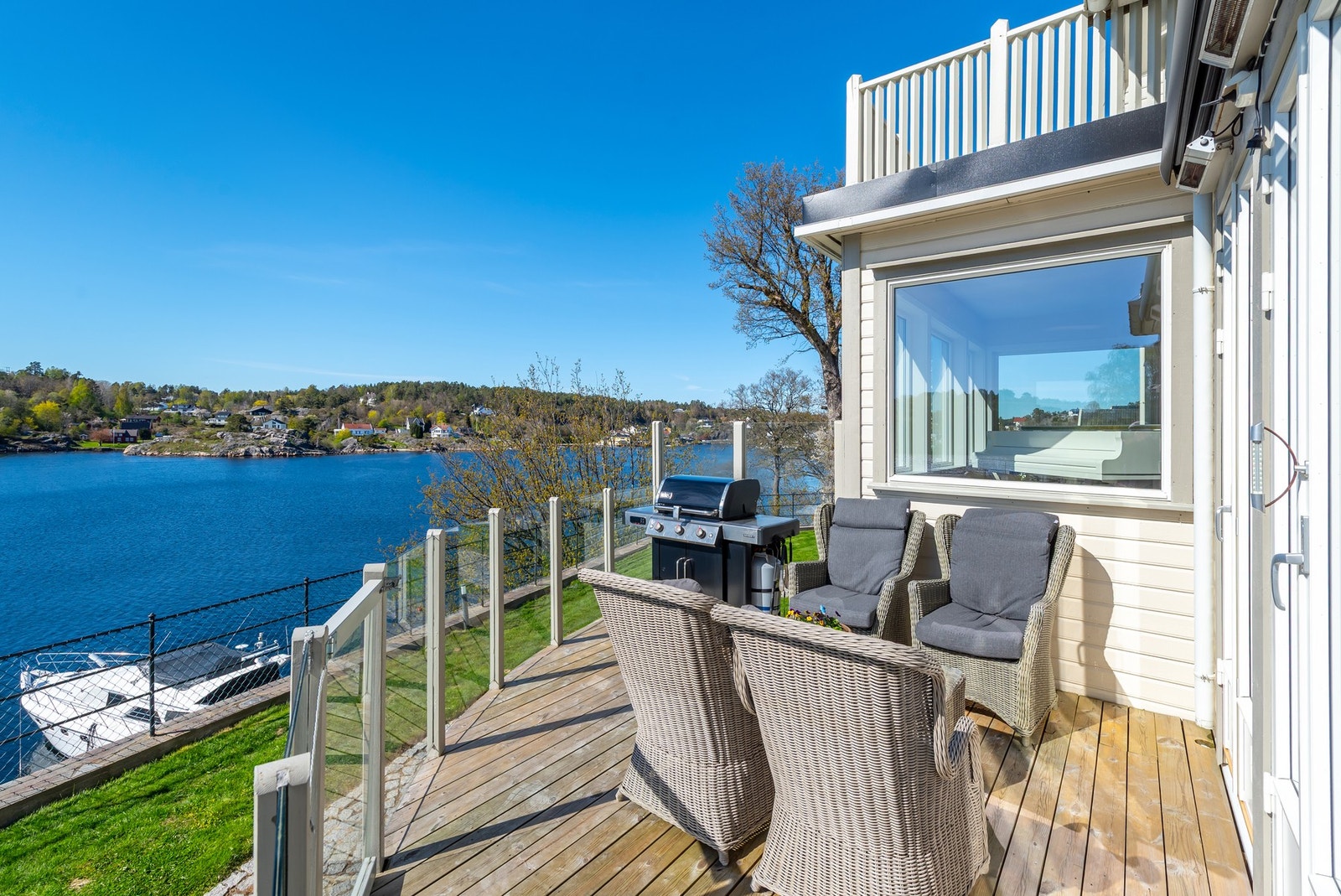 Solrik terrasse med fantastisk utsikt. Galleribilde