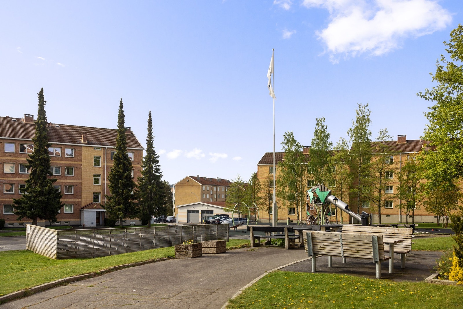 Rolig gate i et familievennlig område. Galleribilde