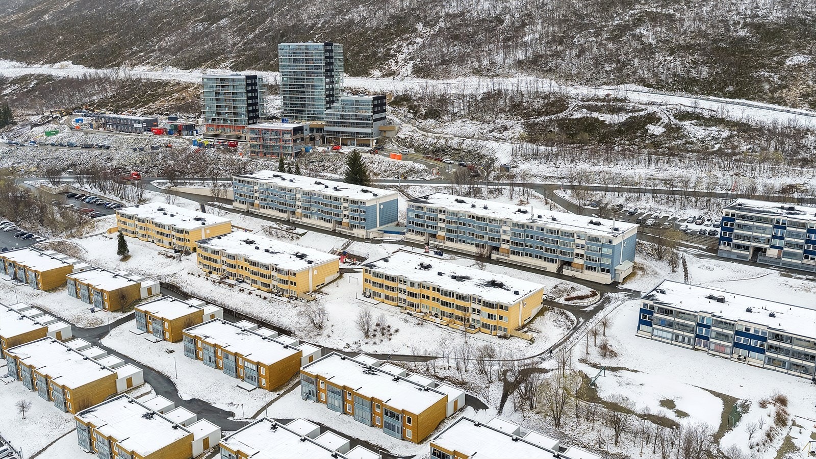 Her bor du med umiddelbar nærhet til flotte tur- og rekreasjonsområder med blant annet turstier og lysløype som du kan benytte hele året Galleribilde