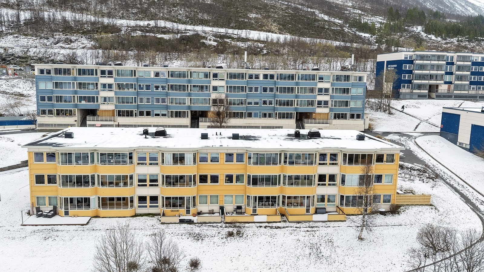 Vestvendt toppleilighet med hjørnebeliggenhet i svært attraktiv lavblokk med beste sol- og utsiktsforhold! Galleribilde