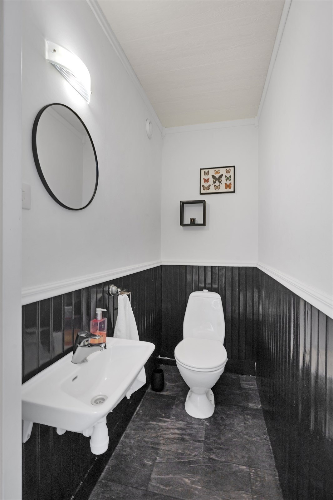 Toalettrom, vegg-i-vegg med badet. Galleribilde