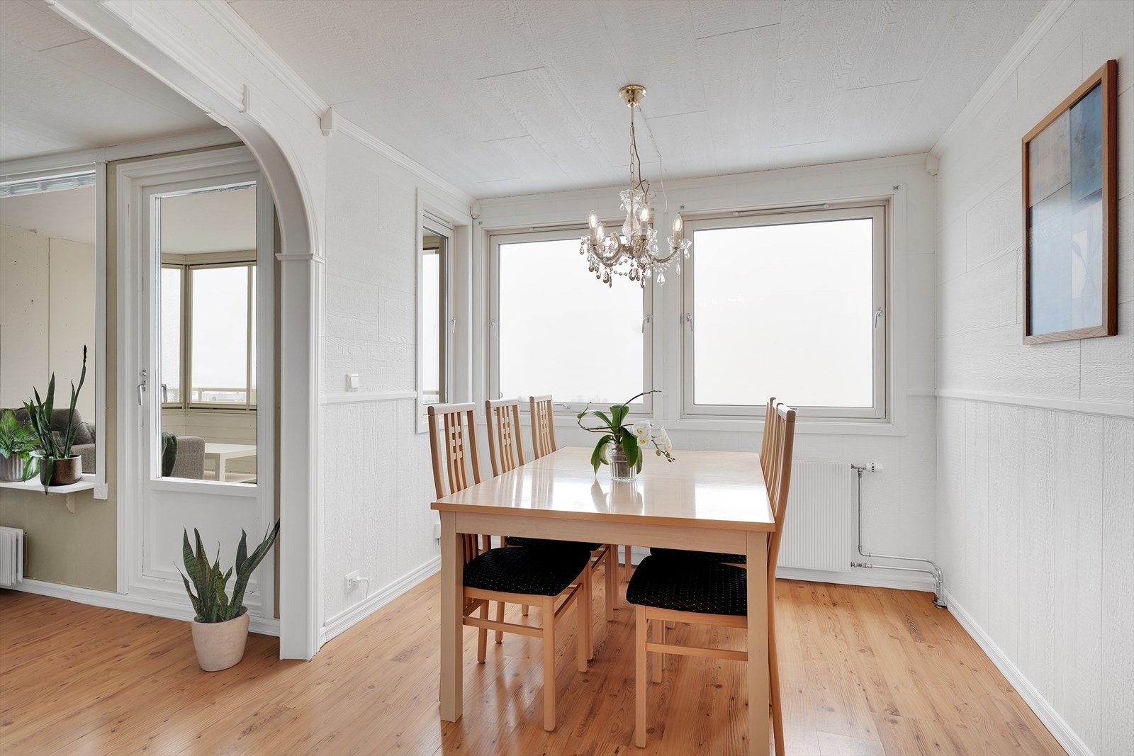 Samt god plass til spisebord hvor du kan nyte både ett godt måltid og den nydelige utsikten! Galleribilde