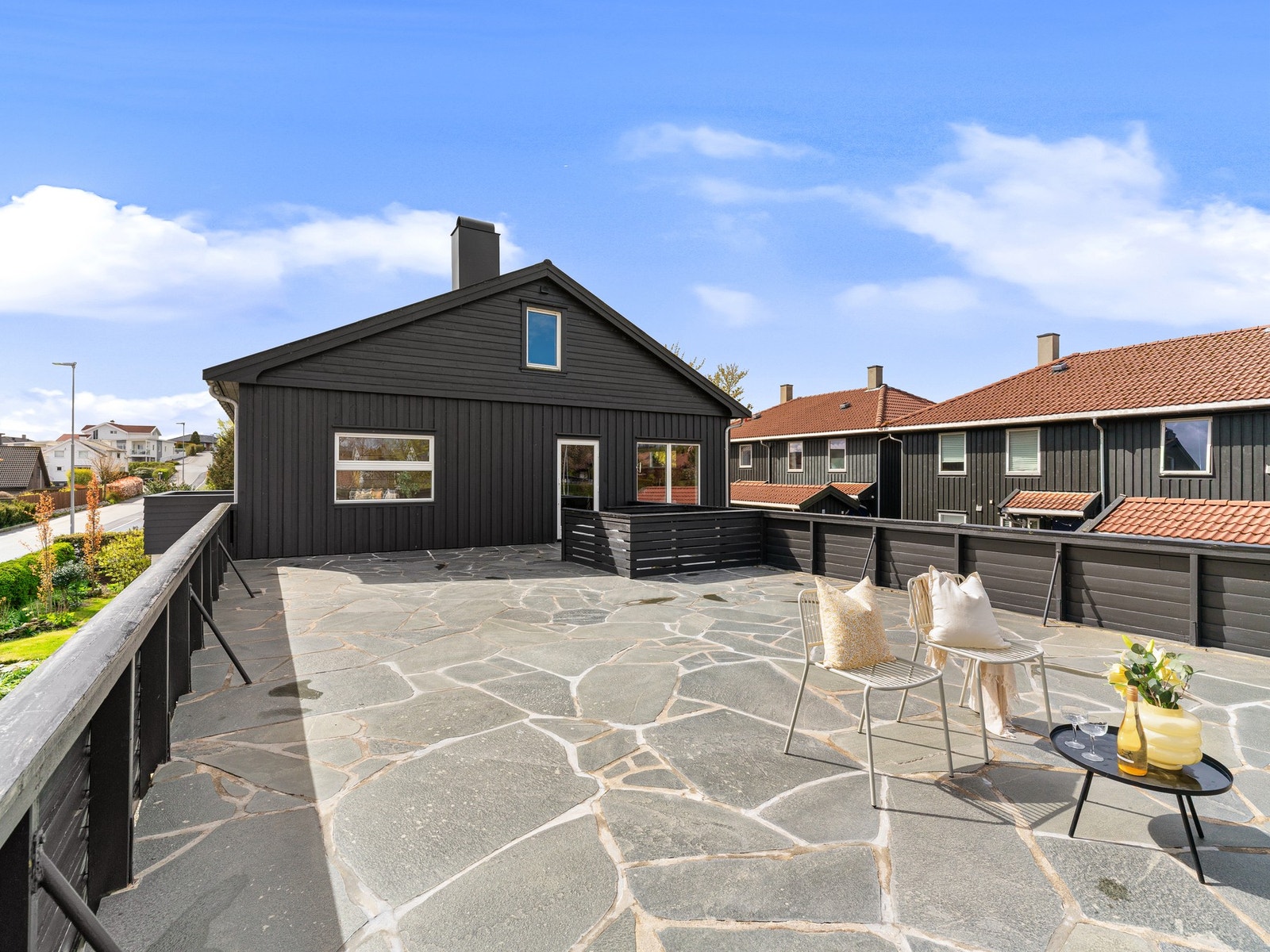 Romslig terrasse med gode solforhold Galleribilde