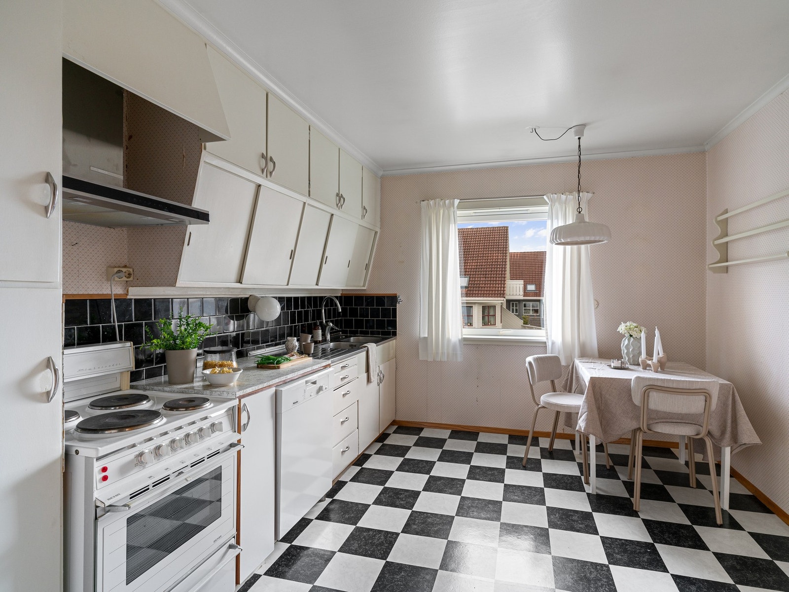 Kjøkkenet har plass til frittstående komfyr og oppvaskmaskin. Galleribilde