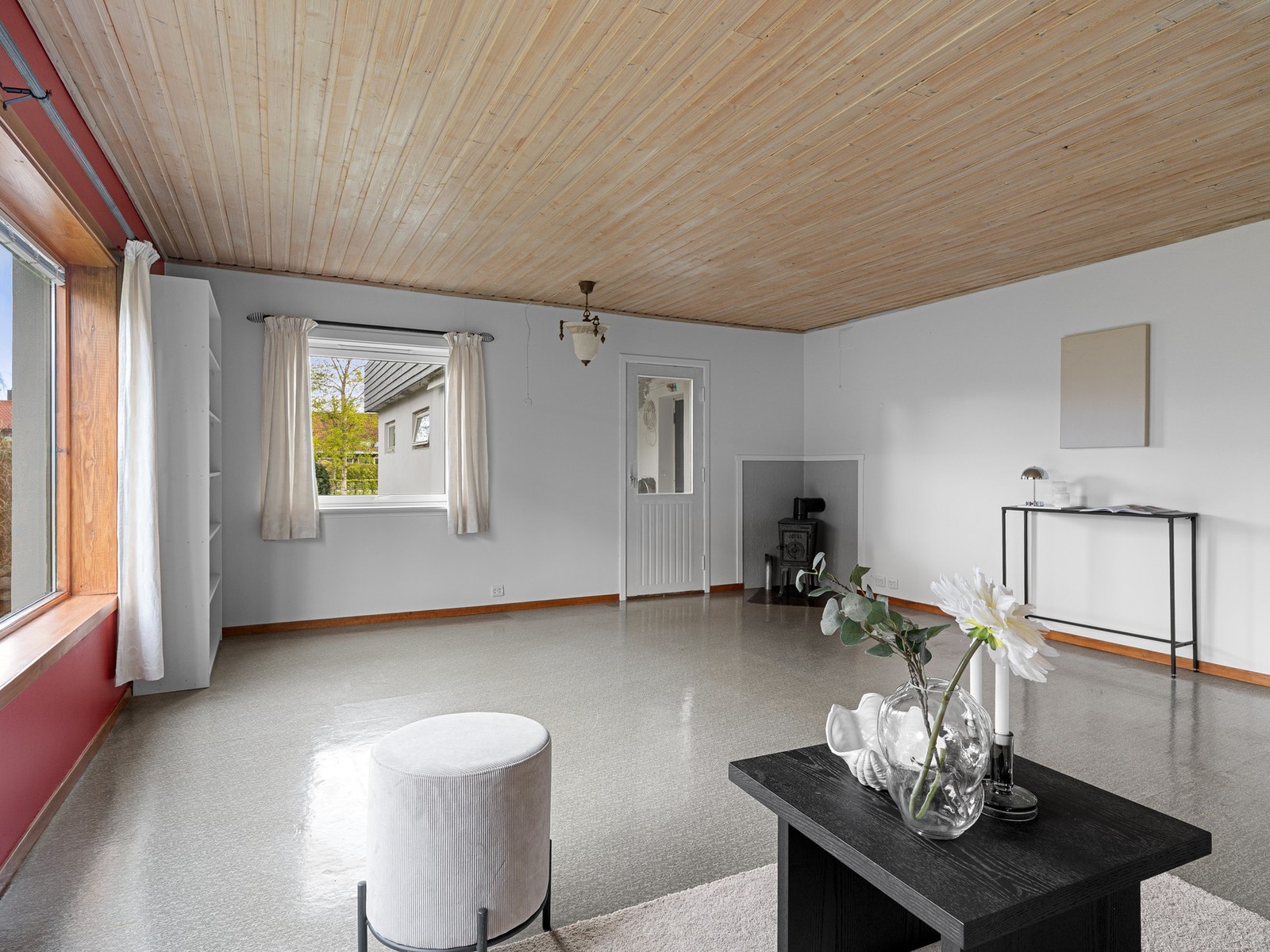 Første etasje består av entré, stue, kjøkken tre soverom, bad, vaskerom samt god lagringsplass i bod. Galleribilde