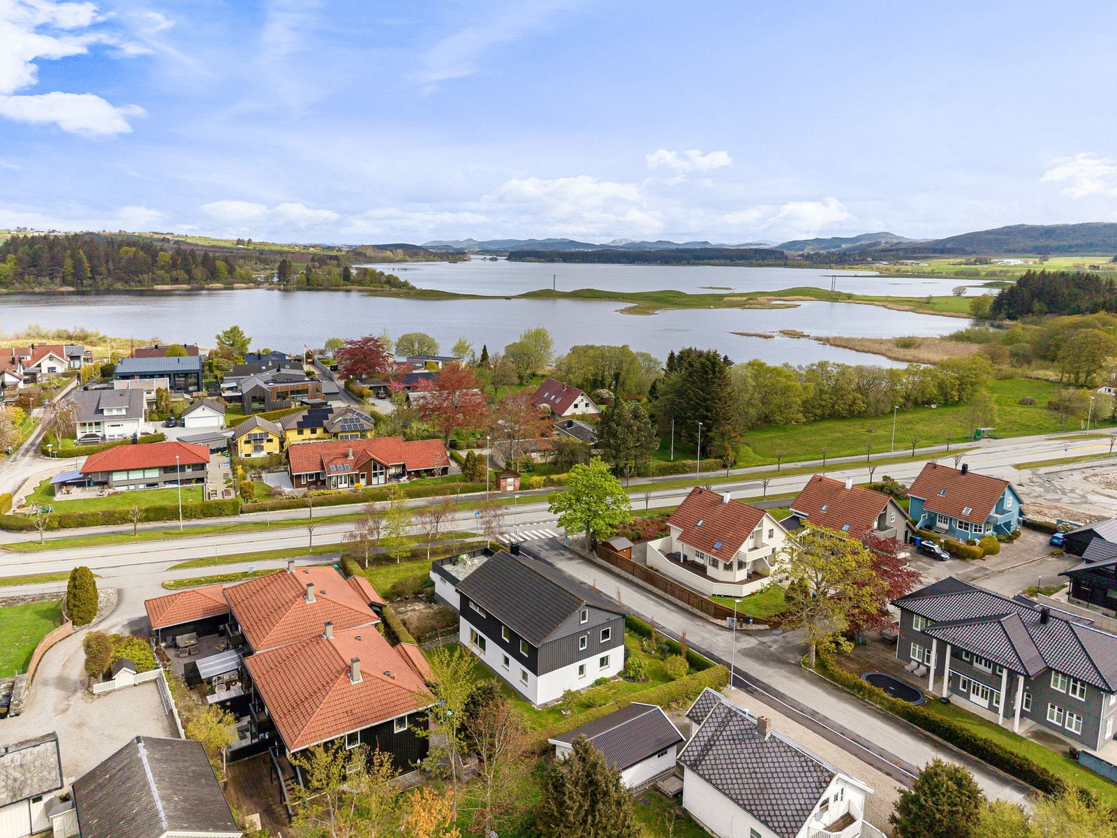 Kollektivtransport med gode tog- og bussforbindelser er lett tilgjengelig fra boligen. Nærmeste busstopp er å finne like nedenfor boligen, og kan transportere deg videre til Bryne sentrum med hyppige buss- og togavganger mot både nord og sør. Galleribilde