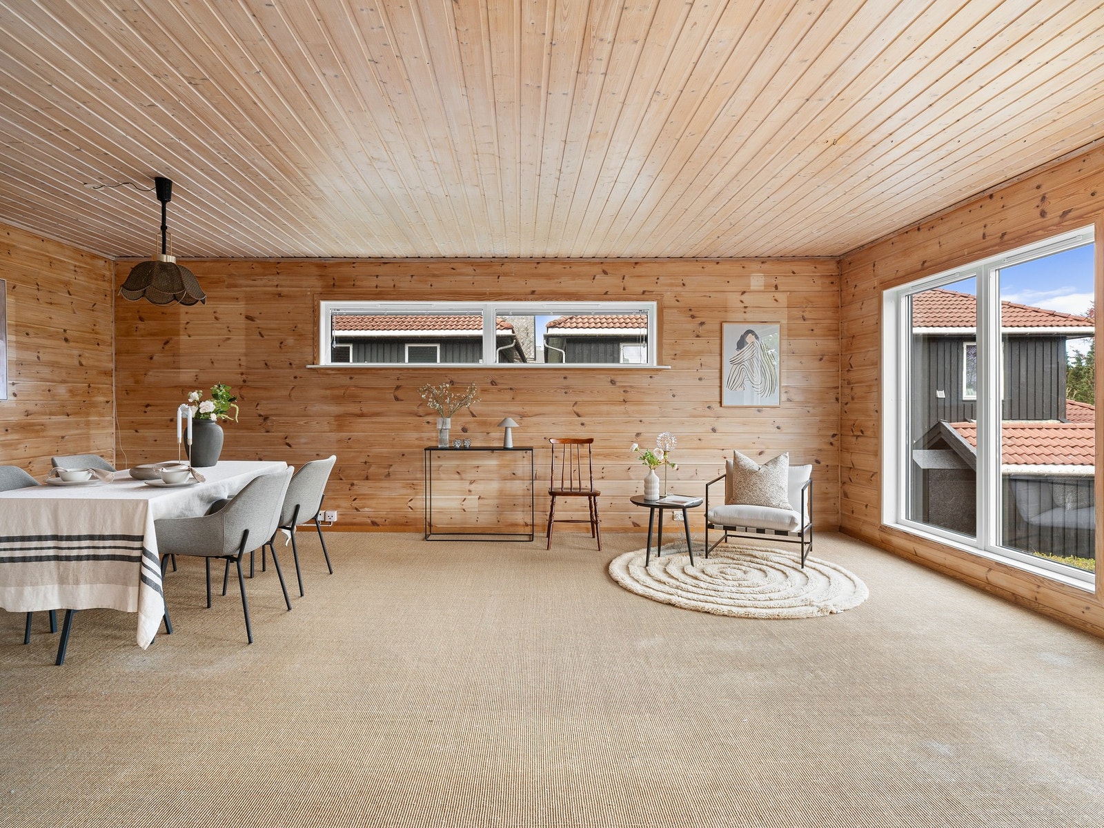 Rommet har store vindusflater som slipper inn rikelig med naturlig lys. Galleribilde