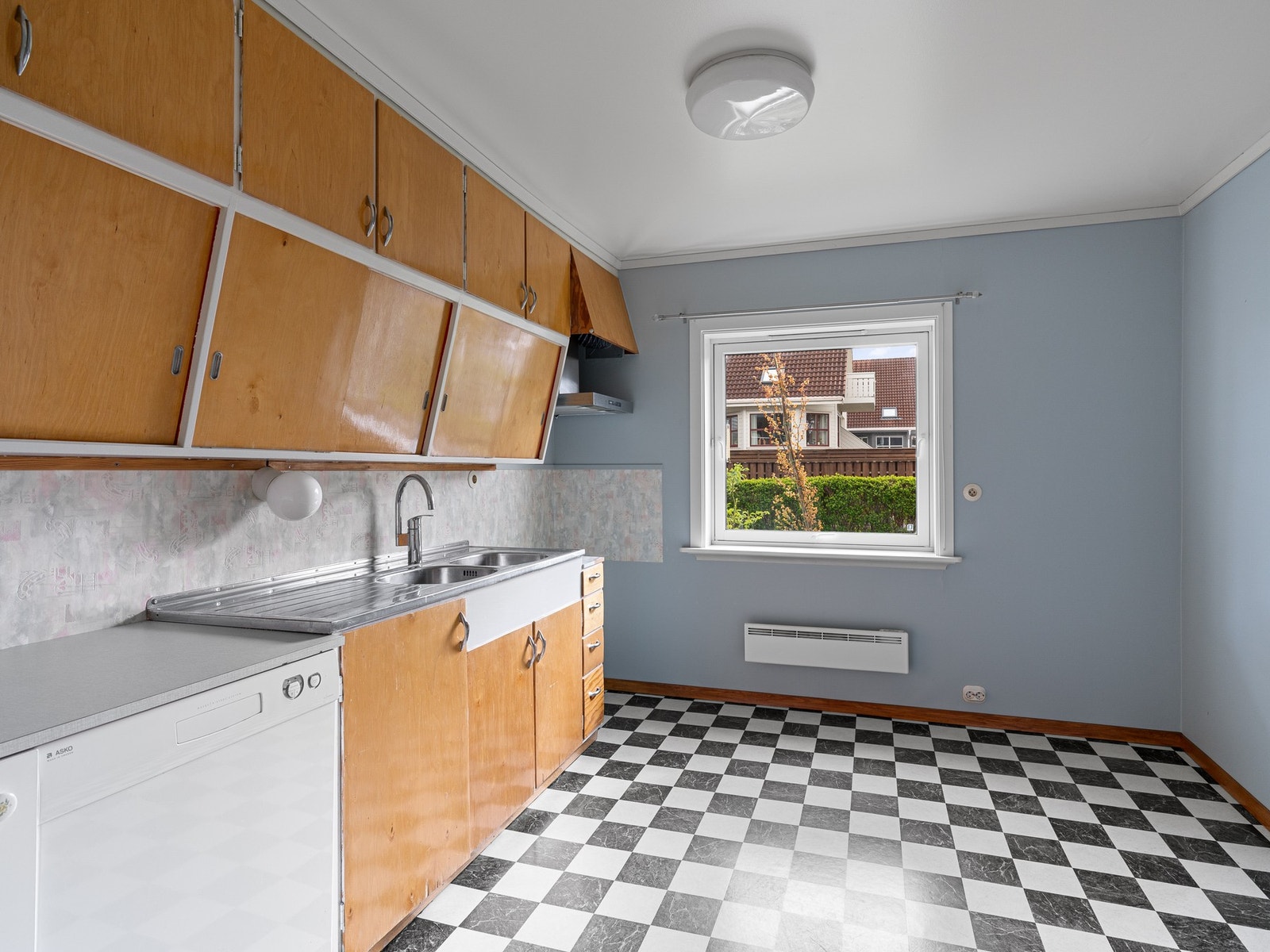 Kjøkkenet har slette fronter og benkeplate i laminat/stål. Galleribilde