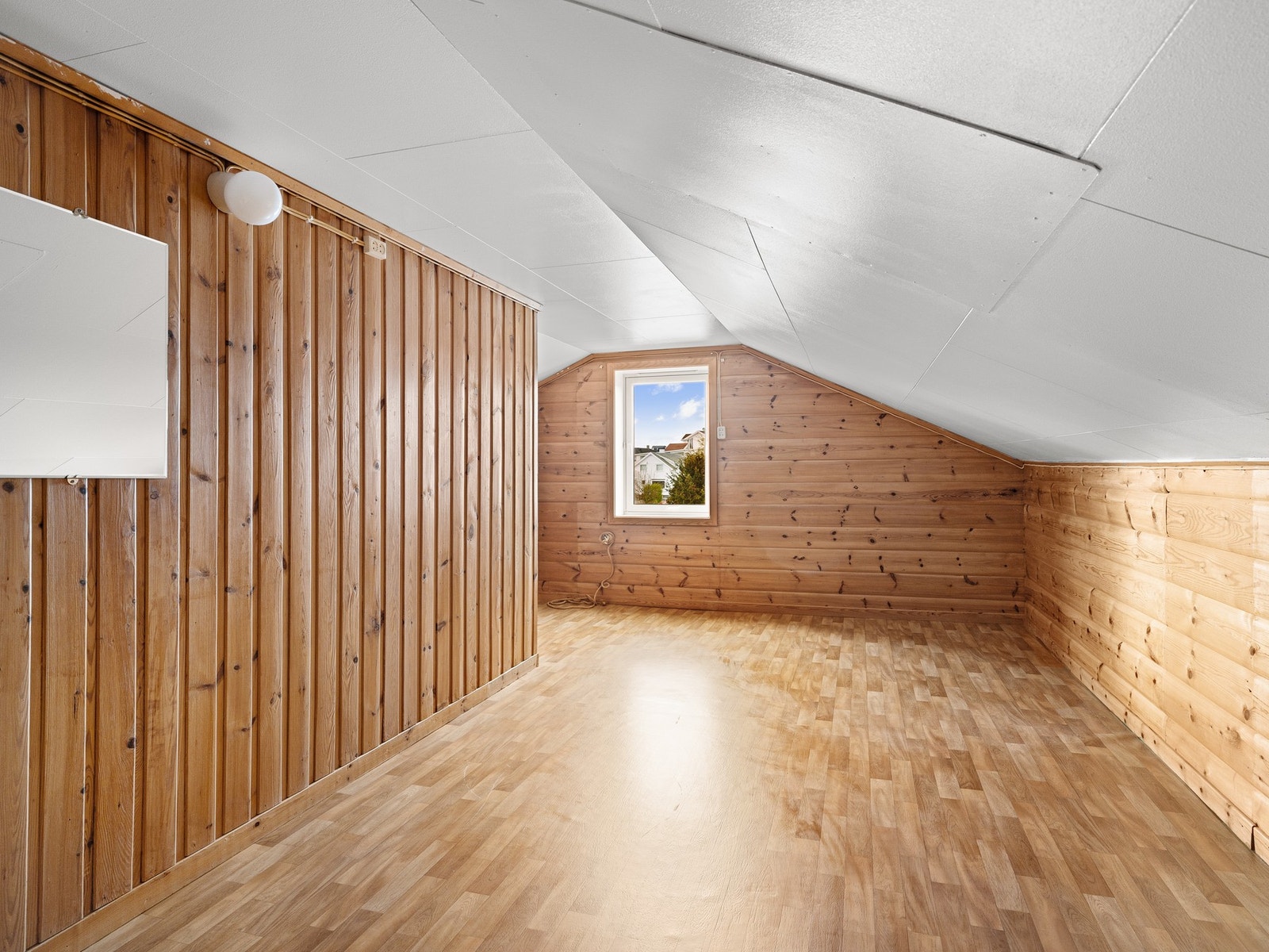 Loft etasjen inneholder 2 soverom, kjøkken og wc rom. Galleribilde