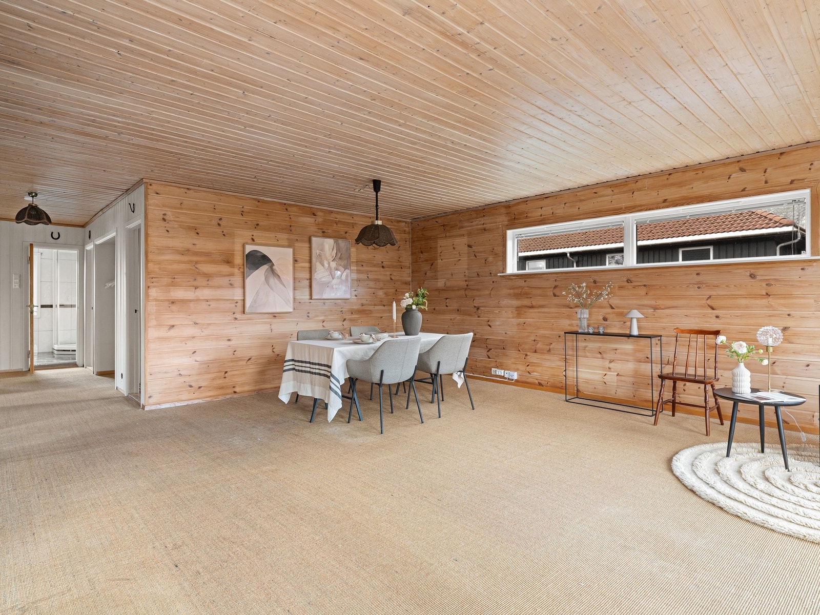 2.etasje har belegg og teppe på gulv og treplaneler og tapet på vegger. Galleribilde