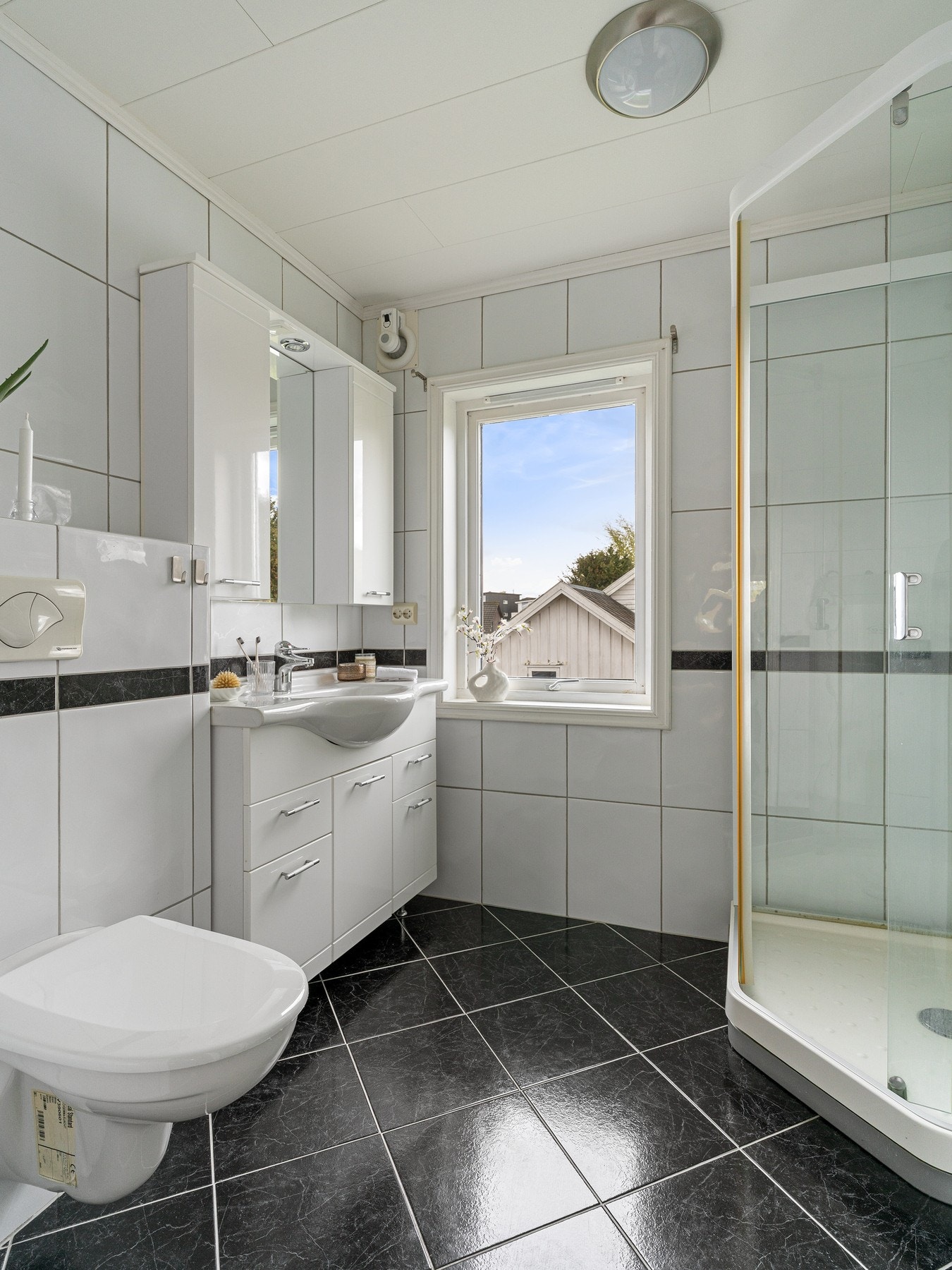 Badet er oppgradert i senere tid og har fliser på både gulv og vegger. Badet er utstyrt med toalett, servantskap, veggskap, dusj og bereder. Galleribilde