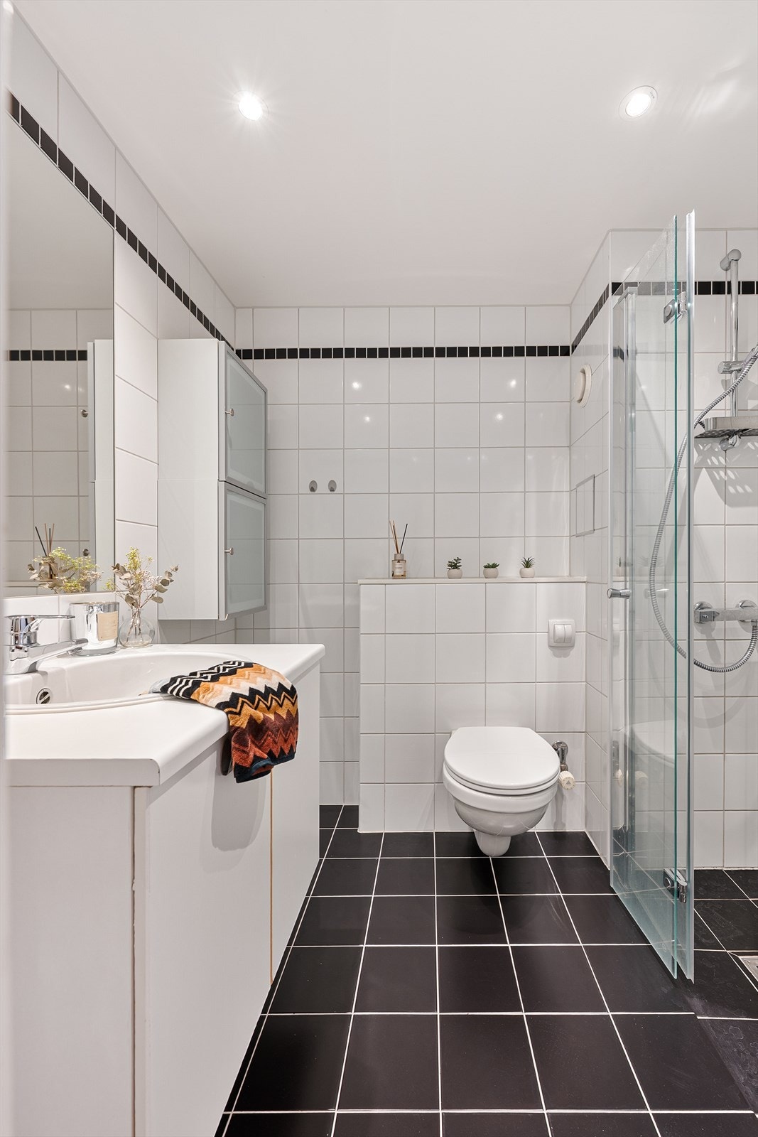 Lekkert, romslig bad. Her er det god plass til vaskemaskin og tørketrommel. Galleribilde