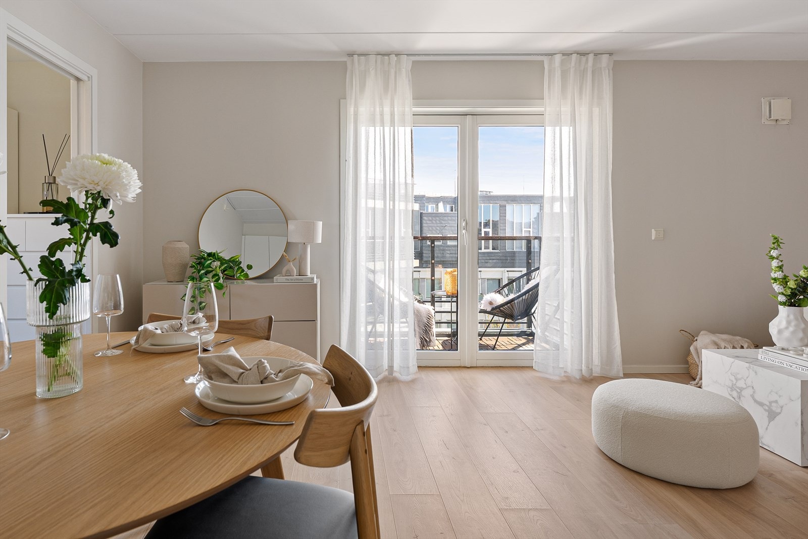 Kjekk uteplass og store vinduer som slipper inn rikelig med naturlig lys. Galleribilde