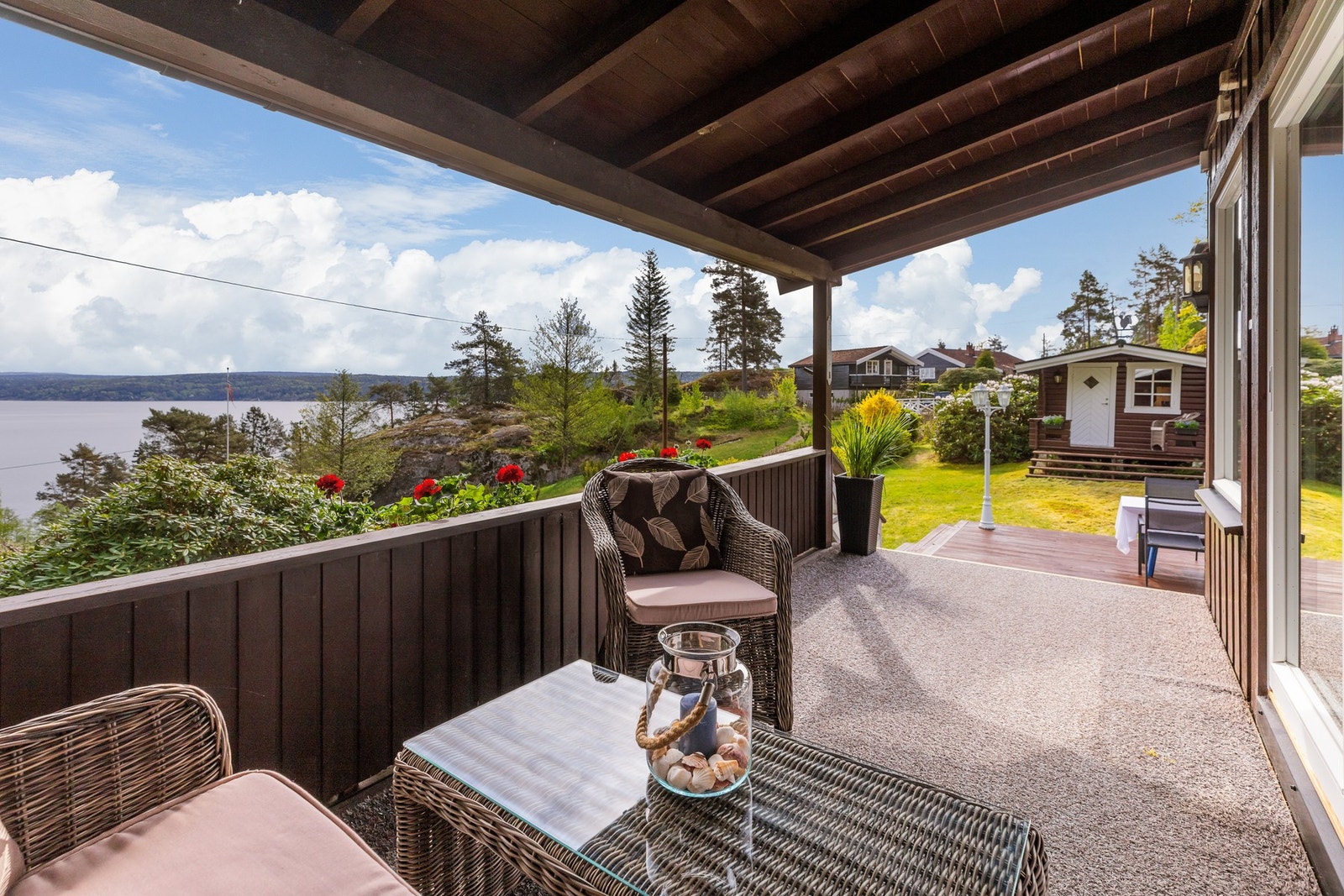 Fin overbygget terrasse. Her er det godt og lunt å sitte på kvelden! Galleribilde