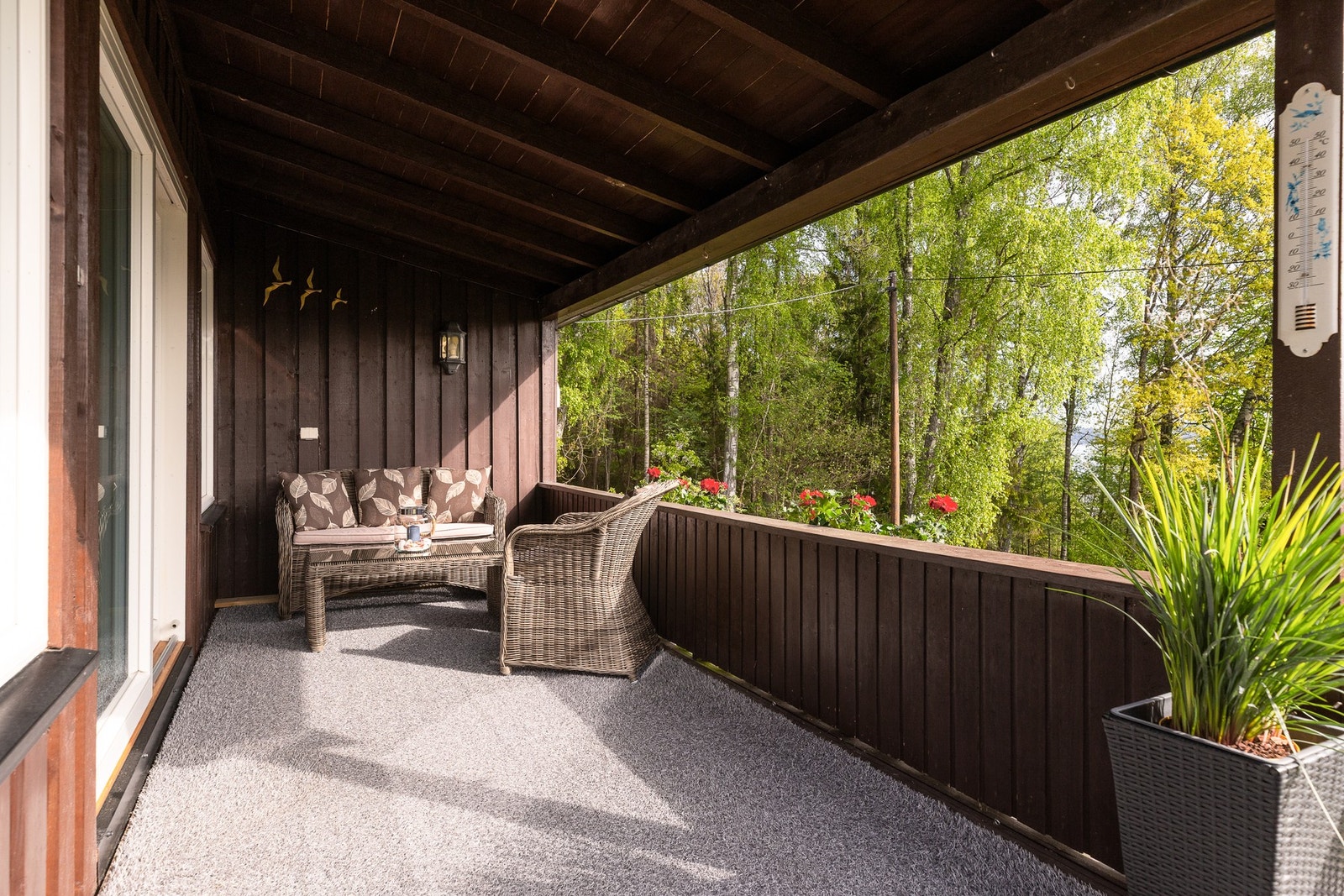 Overbygd terrasse på ca 10 kvm med direkte inngang via skyvedør til hyttas stue. Galleribilde