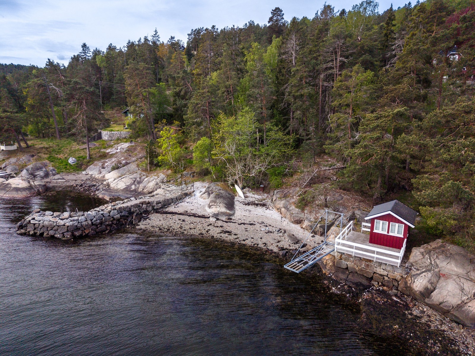 Til venstre for badehuset har hytta en egen strandparsell. Galleribilde