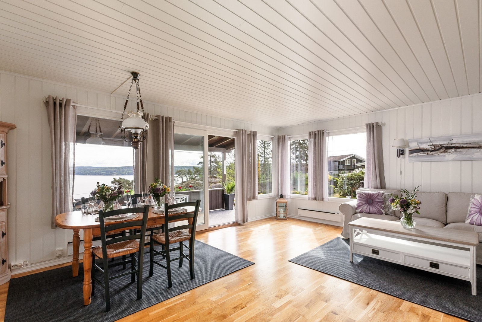 I stuen er det plass til både sofagruppe og spiseplass. Galleribilde