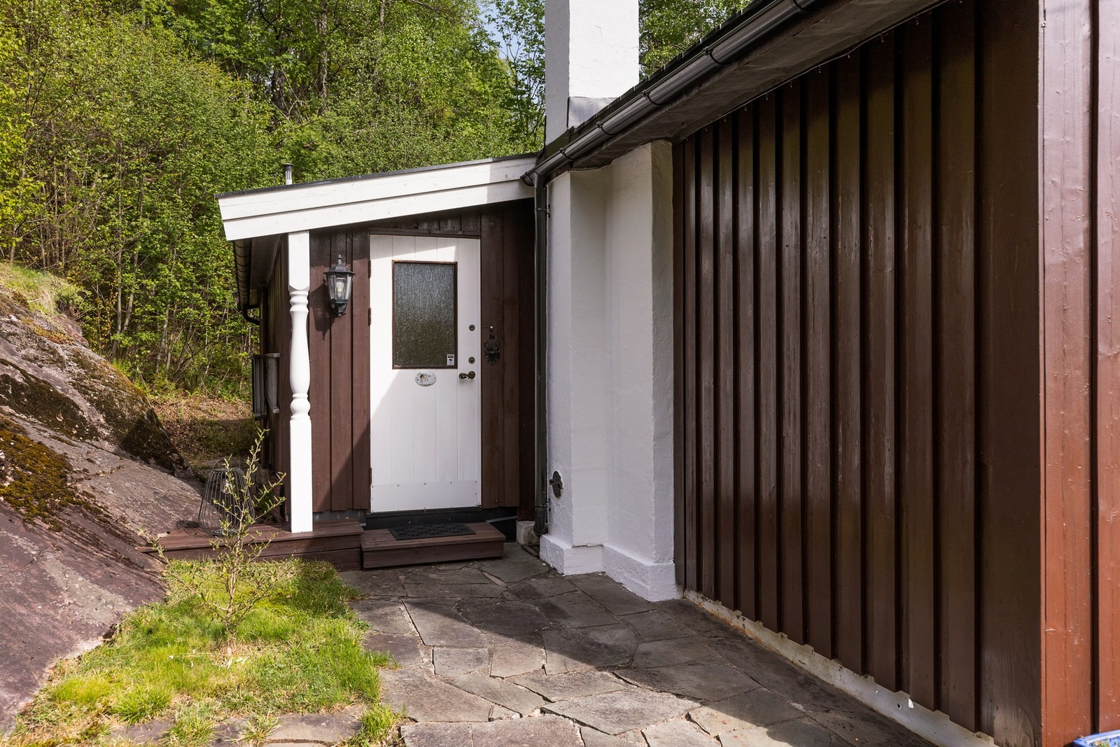 Inngangspartiet ligger mot baksiden av hytta. Galleribilde