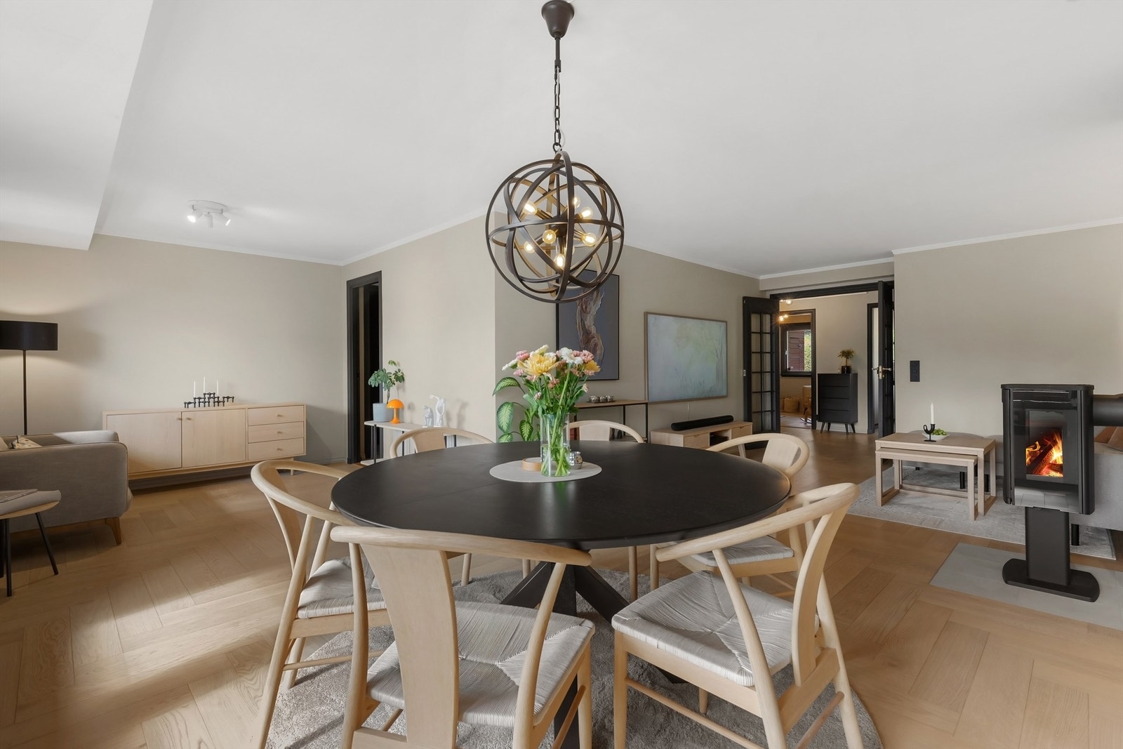Lys og gjennomgående med både vestvendt terrasse 23 m² og nordøstvendt balkong 7 m² som gir solforhold fra tidlig morgen til sen kveld Galleribilde