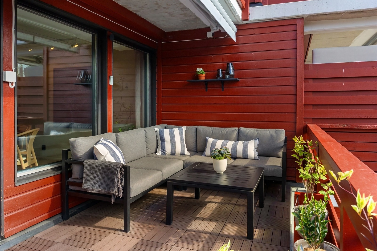 Stor og herlig vestvendt terrasse på 23 m² med svært gode møbleringsmuligheter Galleribilde