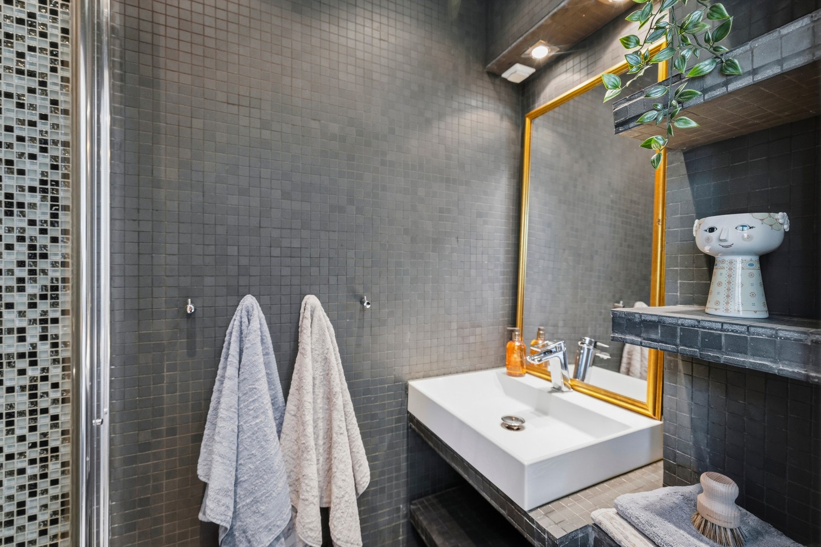 Badet har en romhøyde på 2,39 meter Galleribilde