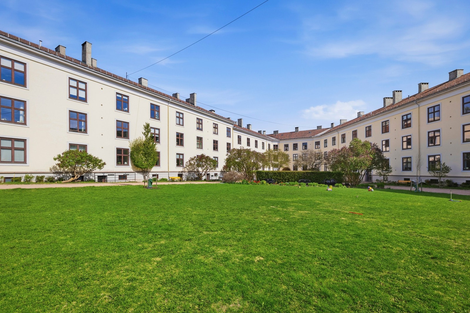 Den grønne og populære bakgården er et fredelig samlingspunkt Galleribilde
