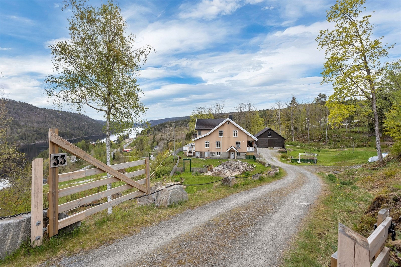 EiendomsMegler 1 Kristiansand Søre Herefoss - Enebolig med utsikt over Herefossfjorden | Landlig og innholdsrik eiendom | Flere garasjer og anneks Stie