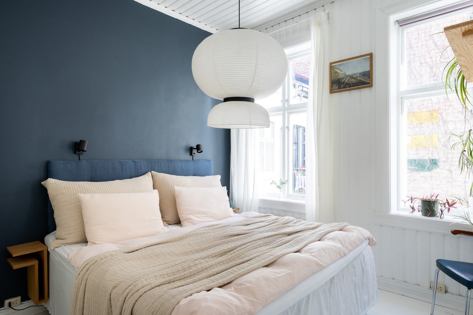 Lyst og fint hovedsoverom med god plass til dobbeltseng, nattbord og garderobe. Galleribilde