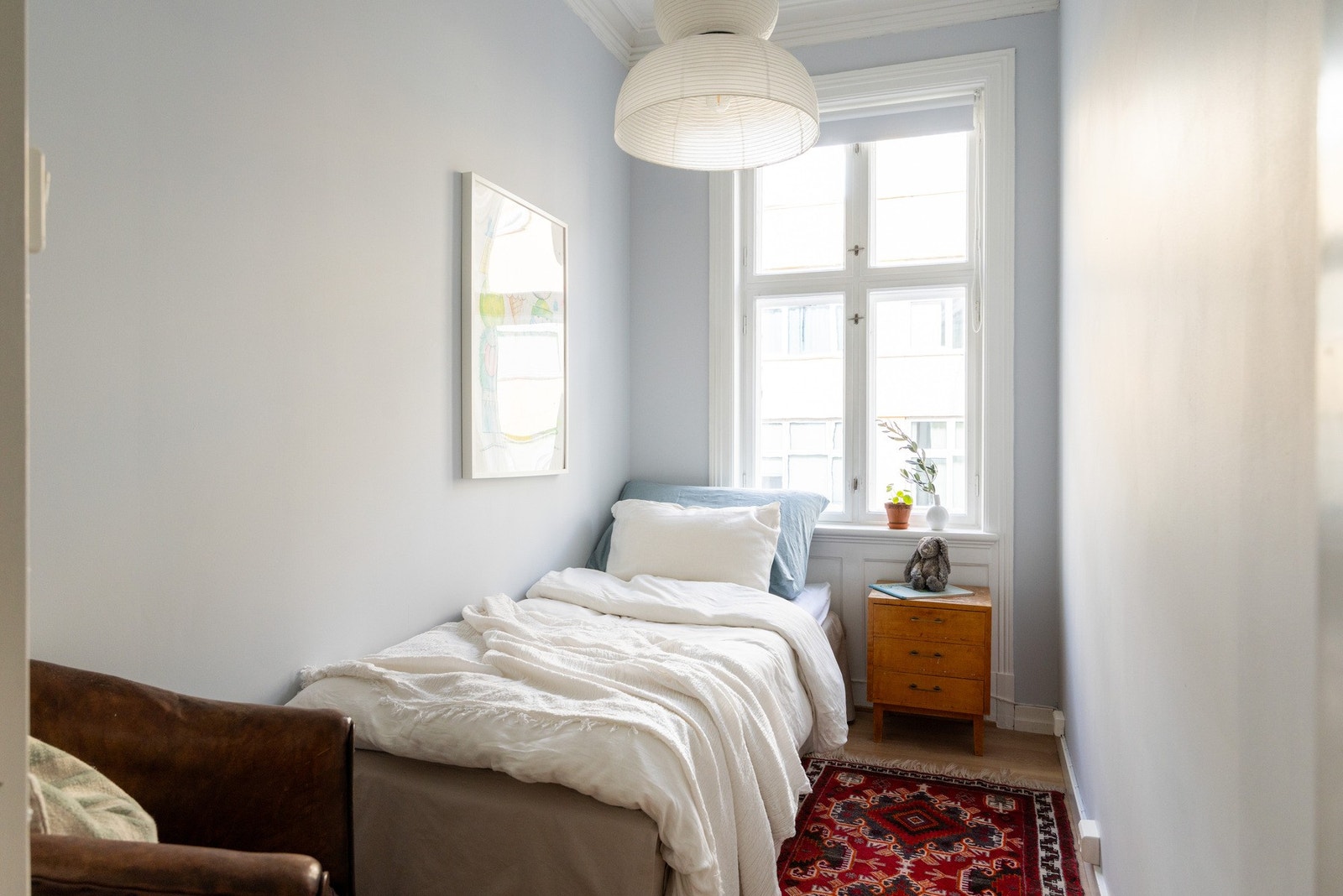 Lyst barnerom/gjesterom med praktiske skyvedører. Galleribilde