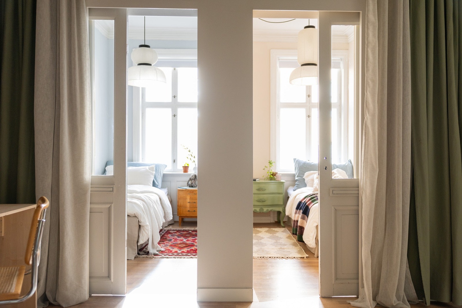 Leiligheten er malt i tidsriktige farger fra Farrow & Ball. Galleribilde