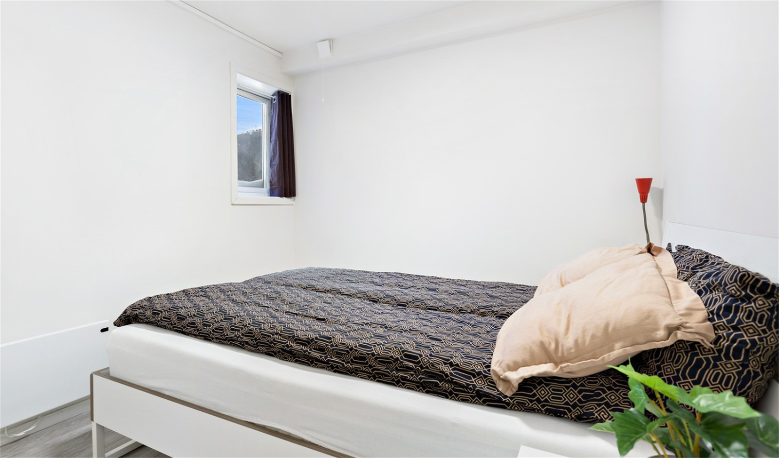 Innredet soverom i kjelleretasje. Rommet er ikke godkjent for varig opphold. Galleribilde