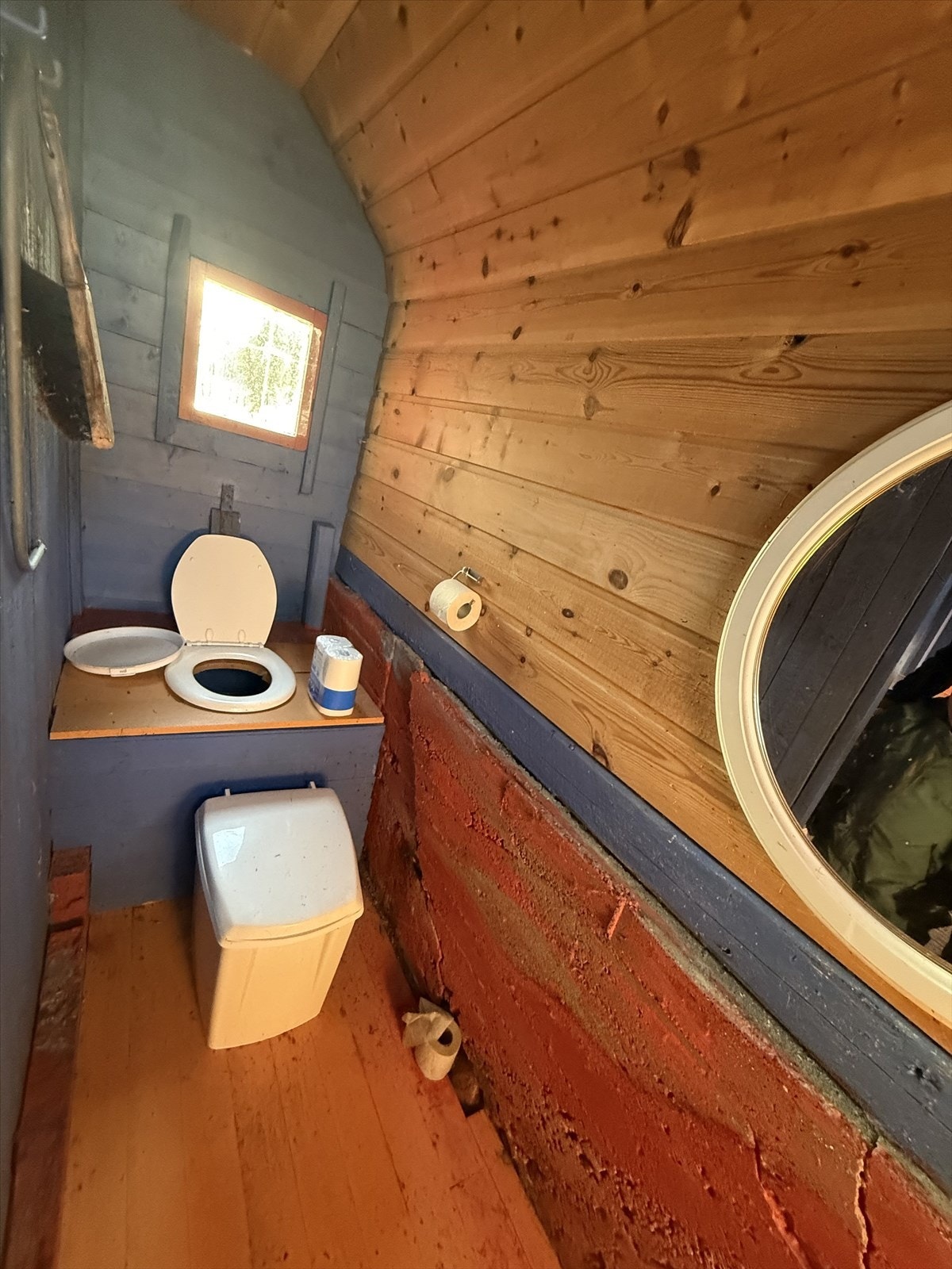 Toalettrommet har biologisk toalett og både innvendig og utvendig inngang. Galleribilde