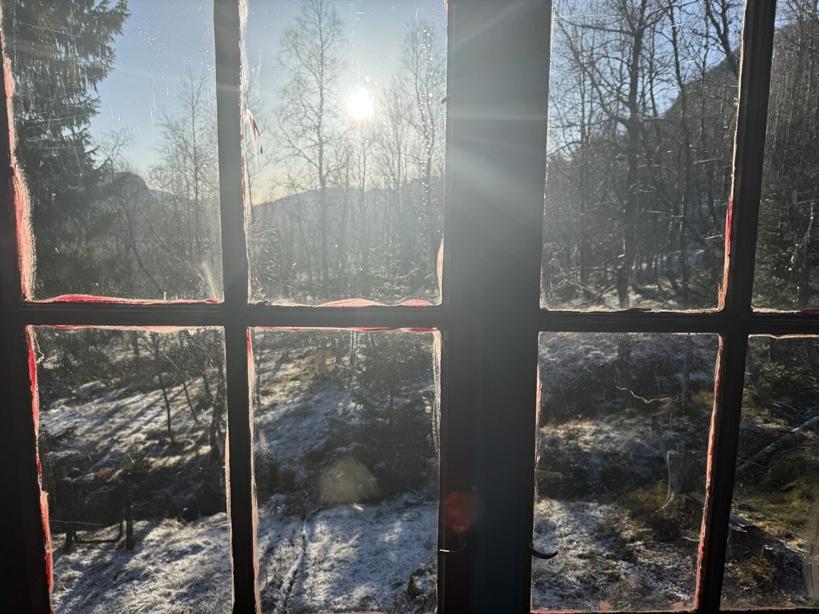 Vinduer med enkle glass er registrert som en del av bygningens originale konstruksjon. Galleribilde