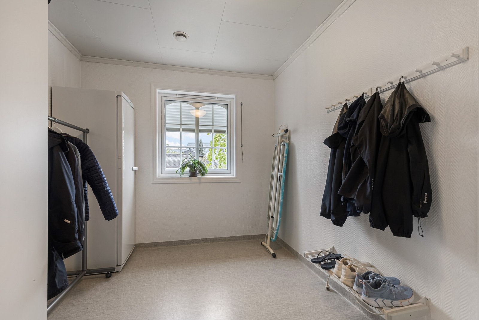 Rom med god plass til å henge opp jakker og legge fra seg sko Galleribilde