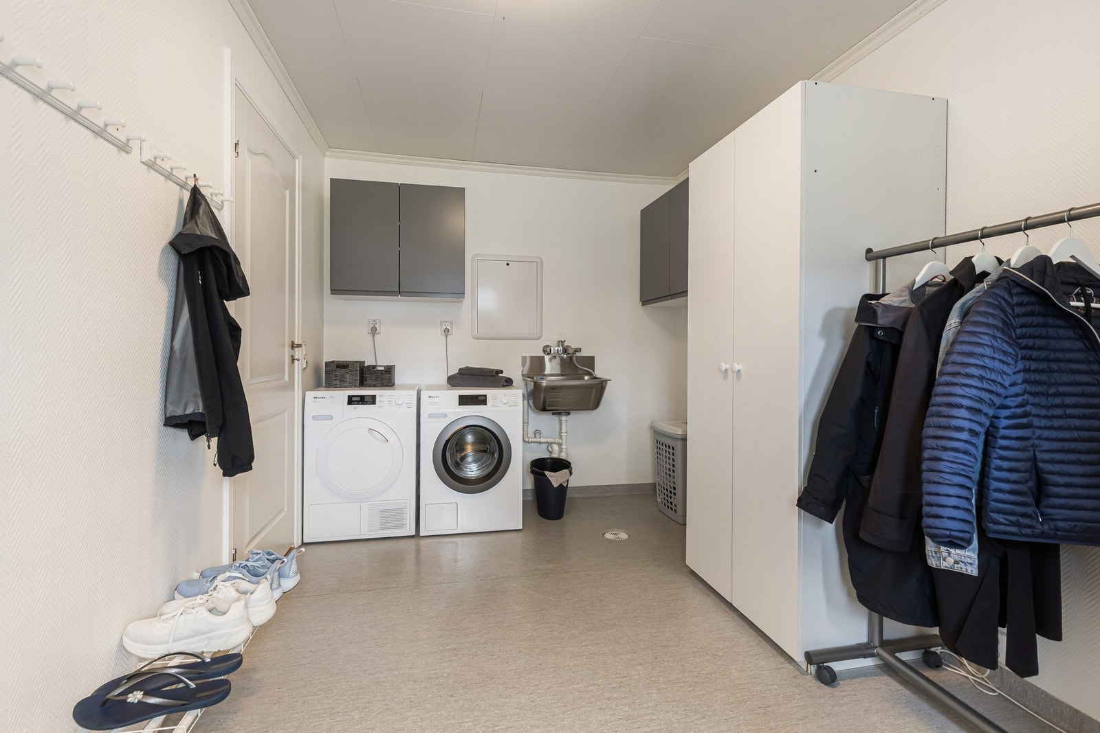 Vaskerom/teknisk rom med mulighet for vaskemaskin og tørketrommel Galleribilde