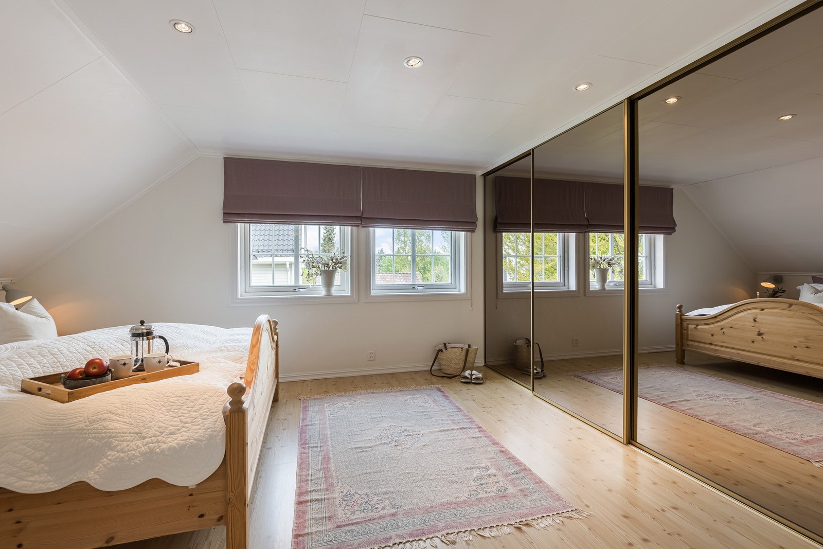 Vinduer som slipper inn masse naturlig lys Galleribilde