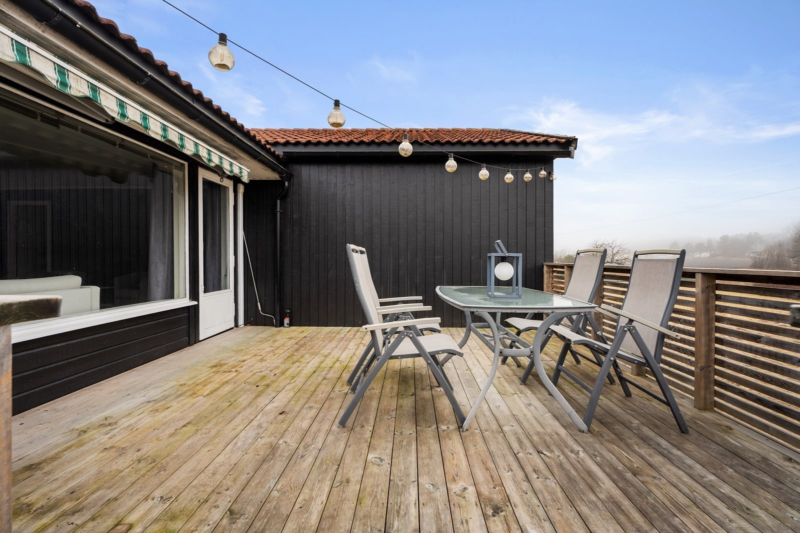 Her er det god plass til en romslig sittegruppe for sosiale sammenkomster. Galleribilde