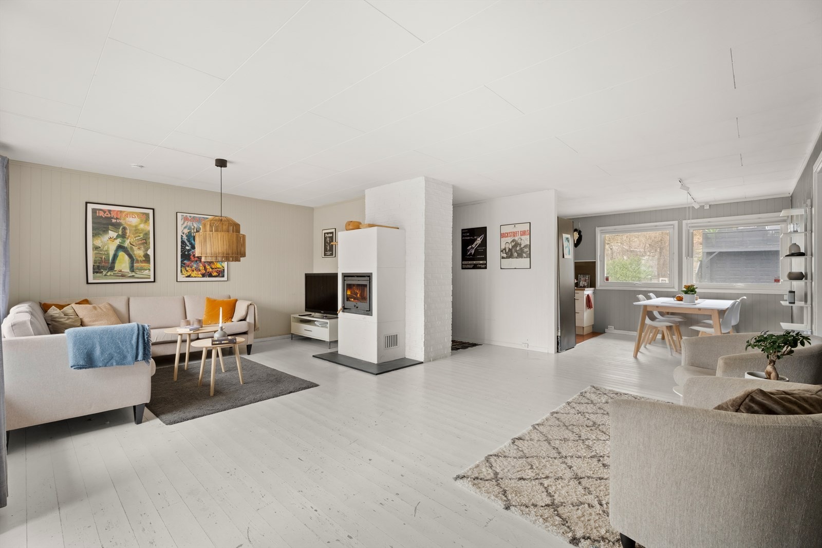 Åledalsveien 26 er beliggende i en fantastisk barnevennlig gate i et trygt og familievennlig område. Boligen er også perfekt for storfamilien eller der du har behovet for alt på en flate! Galleribilde