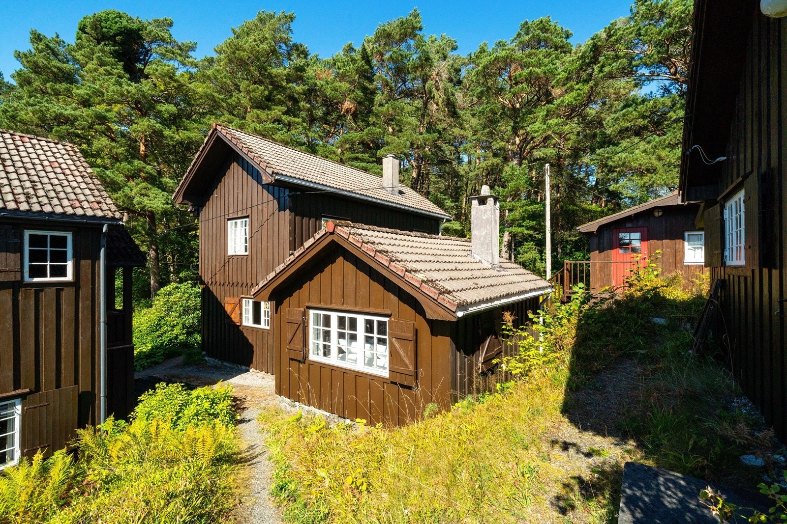 Det lille huset i midten er Midthus. Galleribilde